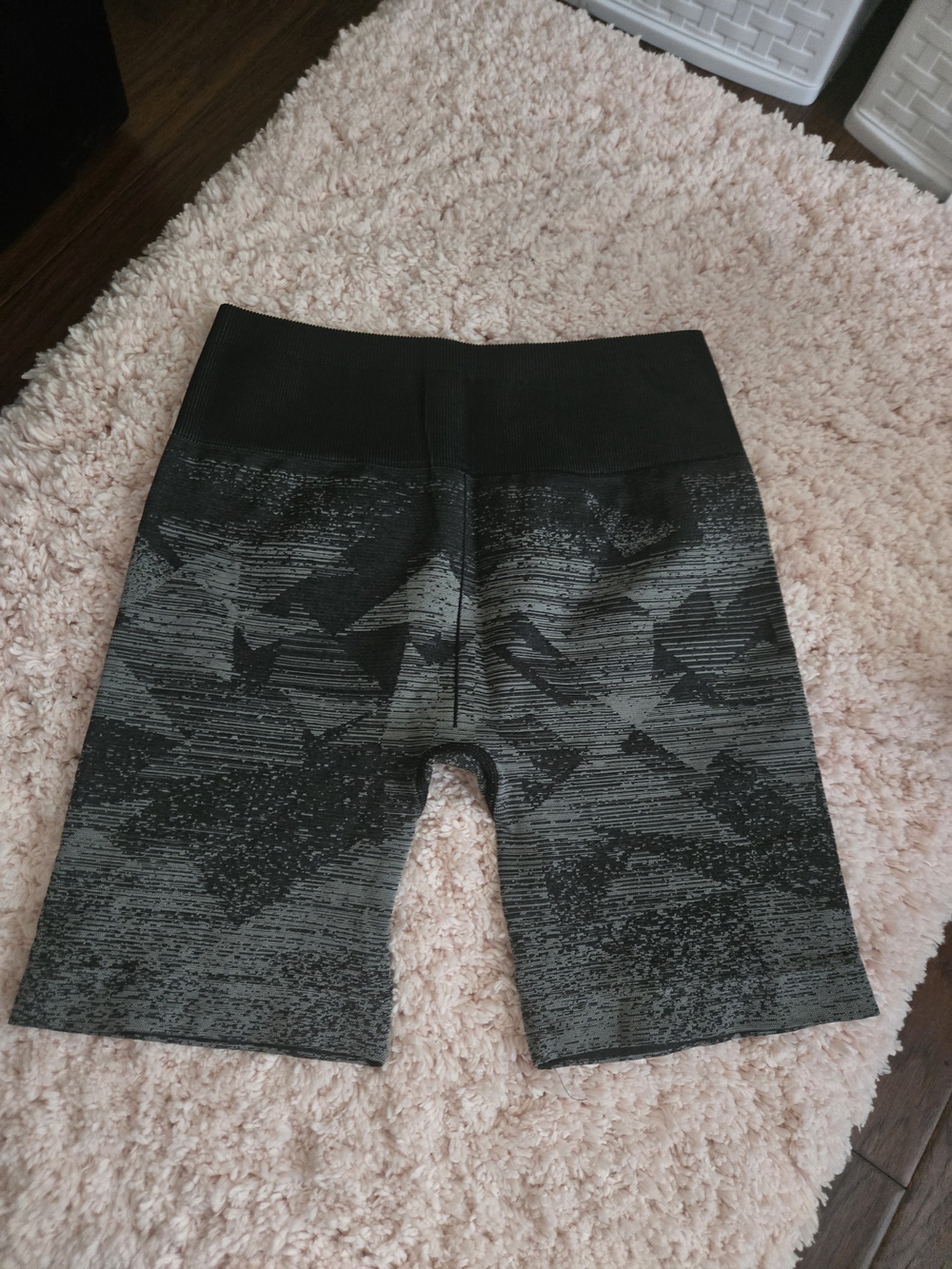 Gymshark Adapt Ombre Seamless Shorts - Triangle | Black Print - Picture 2 of 3